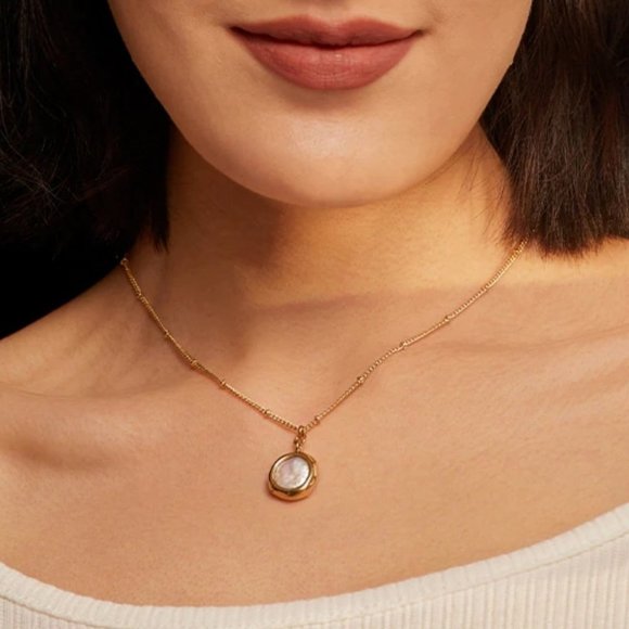 NEW 18K Gold Plated Mother Of Pearl Shell Oval Pendant Necklace - Picture 3 of 6